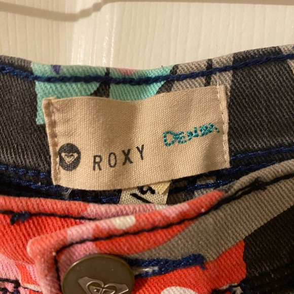 Roxy Floral Juniors Shorts - Black and Pink. 3 - Picture 4 of 4